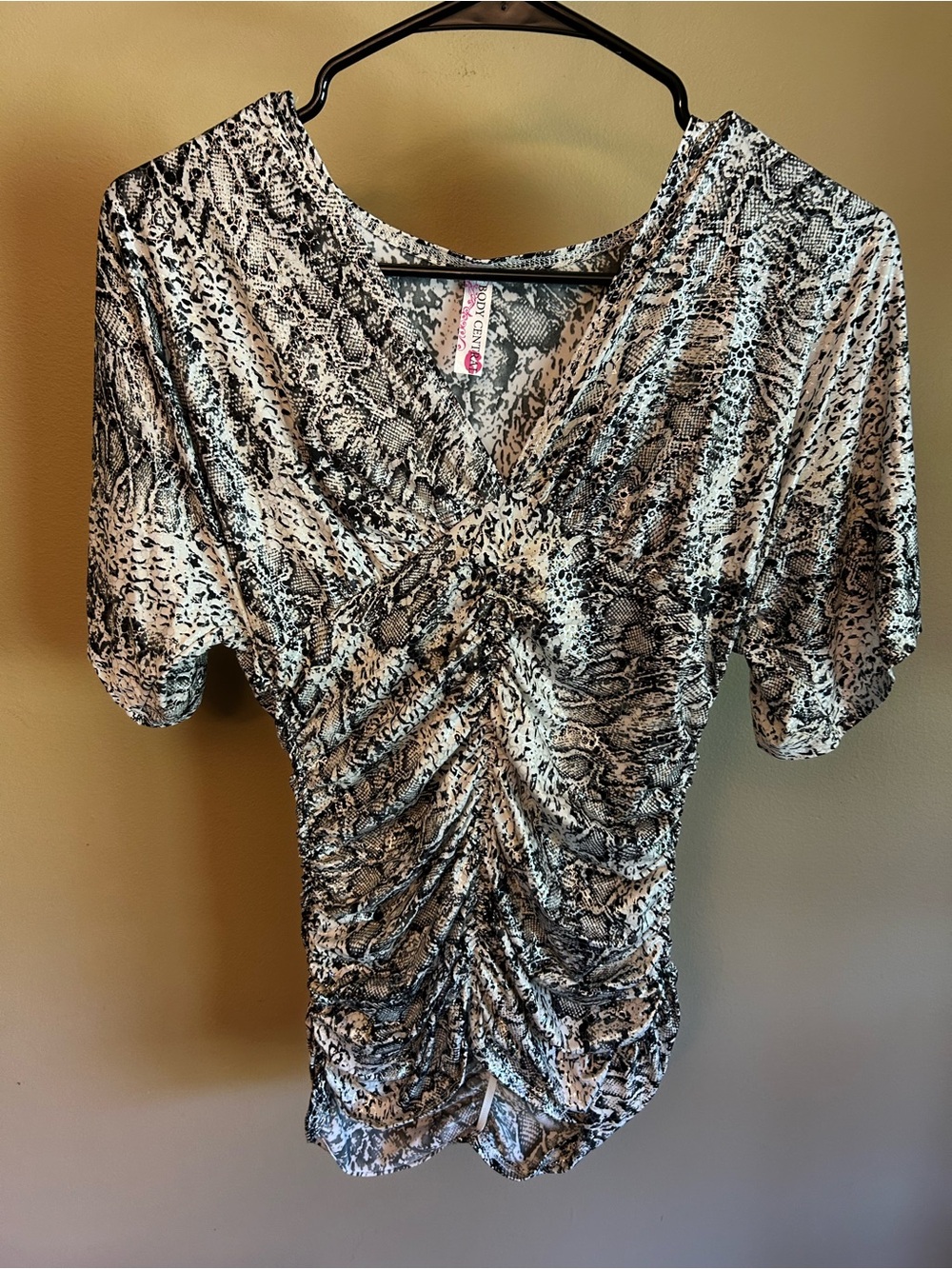 Body Central Y2K Black White Snake Ruched V-Neck Short Split Sleeve Top Medium